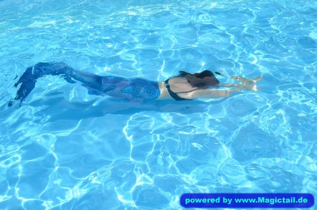Mermaid Talia:Swimming happily in a lovely pool-atlantiscitizen