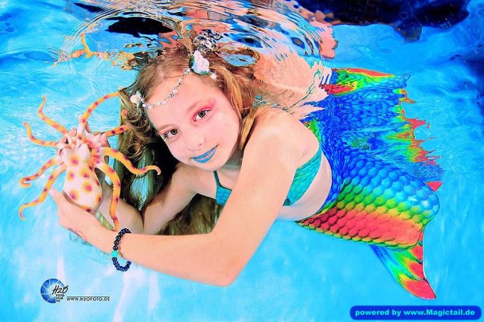 Mermaid H2O Unterwasser Fotoshooting:Meerjungfrauen Schwimmen H2OFoto.de Freie Termine / Anmeldungen-taucher